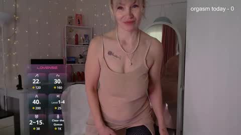 Snapshot of julvilnet chatting on 02.27.25 Julia online show from 02.27.25