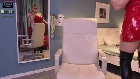 Snapshot of julya_parker chatting on 01.17.25 Julya Mistress online show from 01.17.25