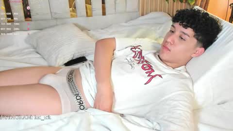 Snapshot of kai_zarek chatting on 10.28.25 Kai online show from 10.28.25