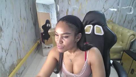 Snapshot of kamala_a chatting on 11.11.25 Kamala. Live 2100 - 600 online show from 11.11.25