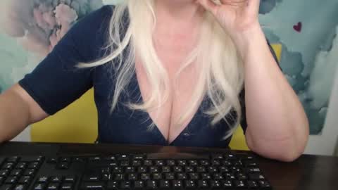 Snapshot of kamaliasim chatting on 02.15.25 KamaliaSim online show from 02.15.25