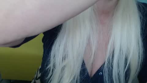 Snapshot of kamaliasim chatting on 02.15.25 KamaliaSim online show from 02.15.25