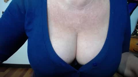 Snapshot of kamaliasim chatting on 10.17.25 KamaliaSim online show from 10.17.25