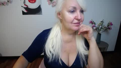 Snapshot of kamaliasim chatting on 11.30.25 KamaliaSim online show from 11.30.25