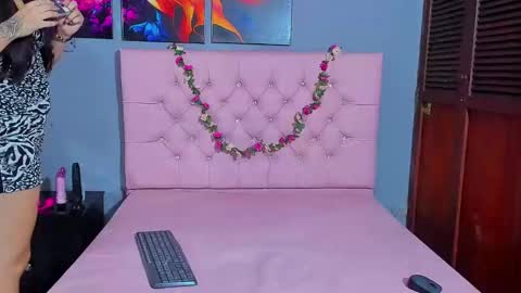 Snapshot of karinatompson chatting on 11.25.25 karinatompson online show from 11.25.25