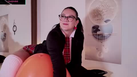 Snapshot of karla_valk1 chatting on 10.18.25 karla online show from 10.18.25