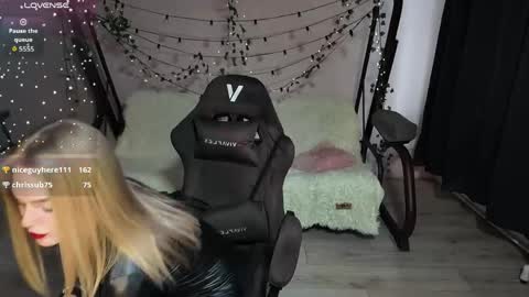 Snapshot of karolinahayes chatting on 06.01.26 KarolinaHayes online show from 06.01.26