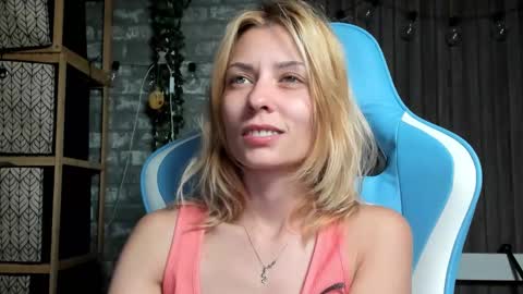 Snapshot of karoline121 chatting on 09.18.25 karoline121 online show from 09.18.25