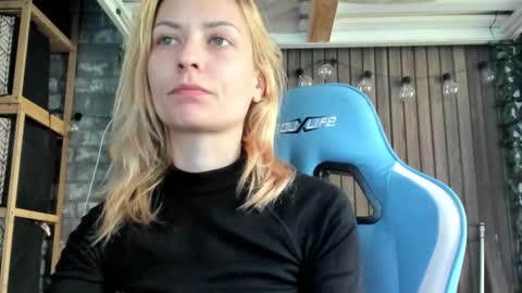 Snapshot of karoline121 chatting on 09.29.25 karoline121 online show from 09.29.25