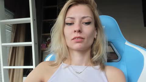 Snapshot of karoline121 chatting on 11.11.25 karoline121 online show from 11.11.25