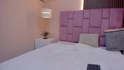   online show from 12.04.25