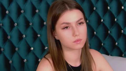 Snapshot of katiereeves chatting on 10.21.25 katiereeves online show from 10.21.25