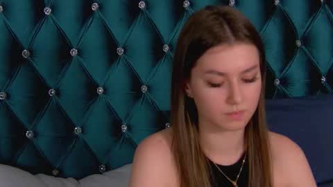 Snapshot of katiereeves chatting on 10.23.25 katiereeves online show from 10.23.25