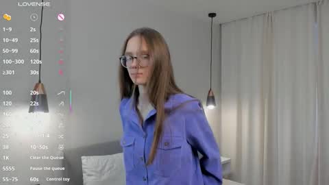 Snapshot of katinatonge chatting on 11.13.25 Scarlett online show from 11.13.25