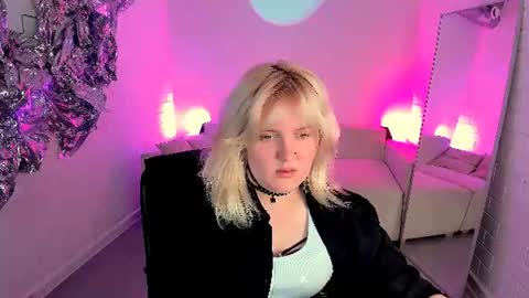 Snapshot of katybriggs chatting on 06.17.26 Katy online show from 06.17.26