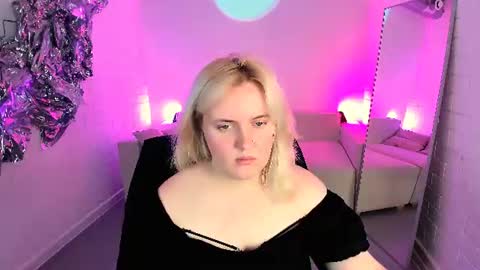 Snapshot of katybriggs chatting on 06.18.26 Katy online show from 06.18.26