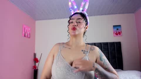 Snapshot of kayllaevans_ chatting on 12.22.24 Kay online show from 12.22.24