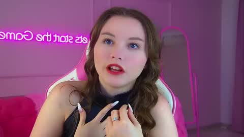 Snapshot of keiraace chatting on 11.18.25 Keira online show from 11.18.25