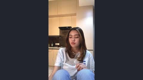 Snapshot of kelsiefeger chatting on 04.15.26 Luna online show from 04.15.26