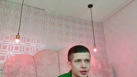 Snapshot of kendalltaylorr chatting on 11.25.25 Kendall and Taylor online show from 11.25.25