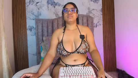 Snapshot of kendrabigass chatting on 11.21.25 Mamasita online show from 11.21.25