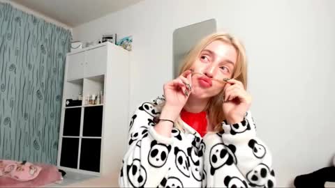 Kenzie online show from 02.08.25