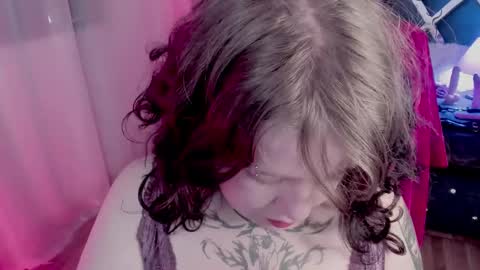 Snapshot of kenziesharik chatting on 03.05.25 Kenzie online show from 03.05.25