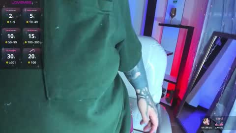 Snapshot of kenziesharik chatting on 11.18.25 Kenzie online show from 11.18.25