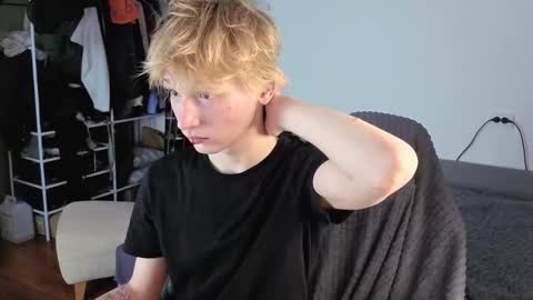 Snapshot of kessy_white chatting on 10.22.25 Kessy online show from 10.22.25