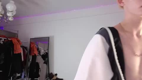 Snapshot of kessy_white chatting on 10.23.25 Kessy online show from 10.23.25