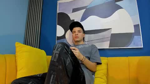 Snapshot of kevinn_blue chatting on 09.13.25 Sexy Hot Kevin online show from 09.13.25