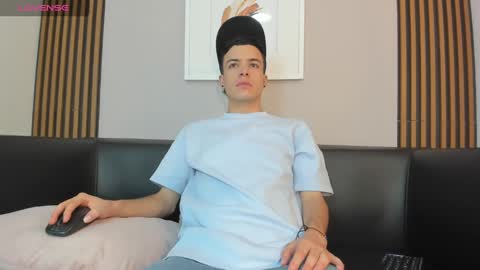 Snapshot of kevinn_blue chatting on 09.14.25 Sexy Hot Kevin online show from 09.14.25