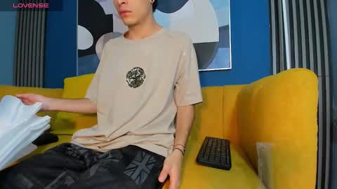 Snapshot of kevinn_blue chatting on 09.17.25 Sexy Hot Kevin online show from 09.17.25
