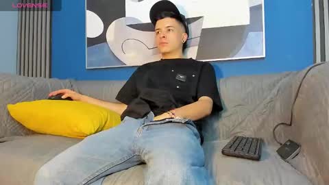 Snapshot of kevinn_blue chatting on 09.19.25 Sexy Hot Kevin online show from 09.19.25