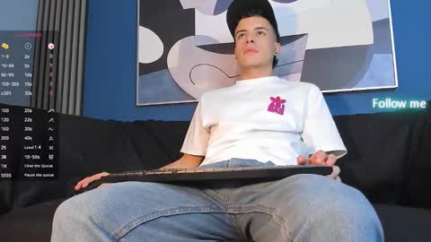Snapshot of kevinn_blue chatting on 09.21.25 Sexy Hot Kevin online show from 09.21.25
