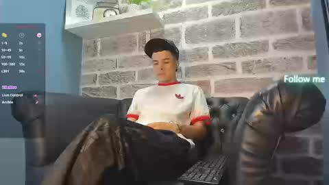 Snapshot of kevinn_blue chatting on 09.23.25 Sexy Hot Kevin online show from 09.23.25