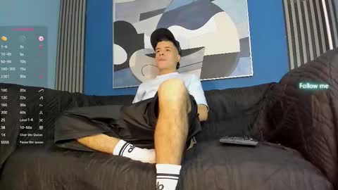 Snapshot of kevinn_blue chatting on 10.11.25 Sexy Hot Kevin online show from 10.11.25