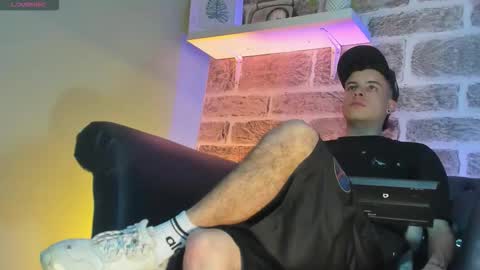 Snapshot of kevinn_blue chatting on 10.29.25 Sexy Hot Kevin online show from 10.29.25