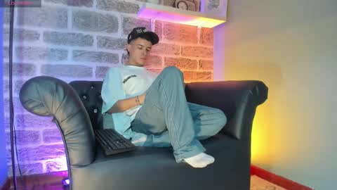 Snapshot of kevinn_blue chatting on 10.30.25 Sexy Hot Kevin online show from 10.30.25