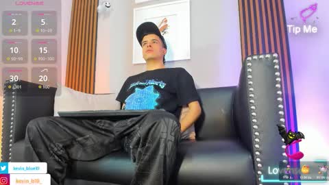 Snapshot of kevinn_blue chatting on 11.06.25 Sexy Hot Kevin online show from 11.06.25