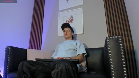 Snapshot of kevinn_blue chatting on 11.11.25 Sexy Hot Kevin online show from 11.11.25