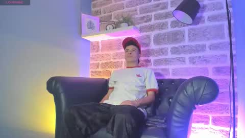 Snapshot of kevinn_blue chatting on 11.17.25 Sexy Hot Kevin online show from 11.17.25