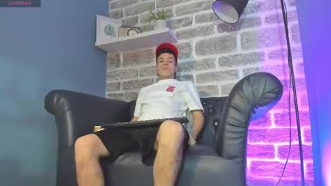 Snapshot of kevinn_blue chatting on 12.02.25 Sexy Hot Kevin online show from 12.02.25