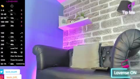 Snapshot of kevinn_blue chatting on 12.04.25 Sexy Hot Kevin online show from 12.04.25