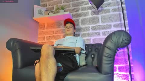 Snapshot of kevinn_blue chatting on 12.05.25 Sexy Hot Kevin online show from 12.05.25