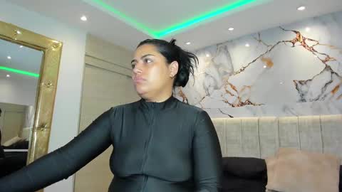 Snapshot of kiana_cream chatting on 11.10.25 N M online show from 11.10.25