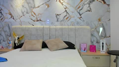 Snapshot of kiana_cream chatting on 11.20.25 N M online show from 11.20.25