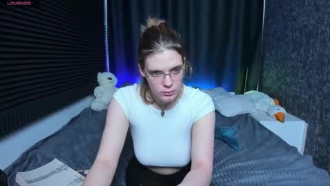 Snapshot of kiki_krash chatting on 02.15.25 Kiki online show from 02.15.25