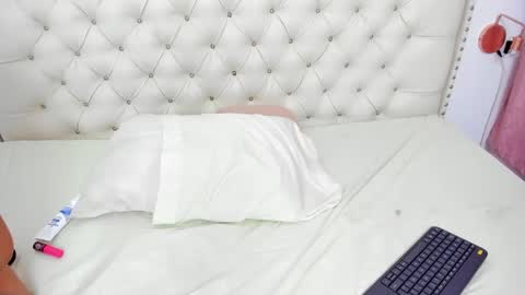 Snapshot of kim_eli chatting on 12.22.24 kim_eli online show from 12.22.24