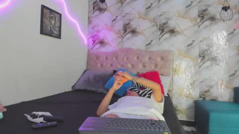 Snapshot of kim_strawberry chatting on 04.11.26 kim online show from 04.11.26